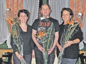 Die AOE-Jubilare: Jeannine Felder, Marcel Niederhäuser und Bernadette Aschwanden. Bilder zVg.