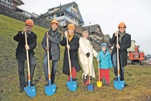 Ohne Schirm, dafür mit Schaufel, Charme und Helm: Gemeindepräsident Daniel Gasser, Architekt Stefan Vonlanthen, Peter von Blarer, Ulrike von Blarer Zalokar, Arina, Hein Zalokar.