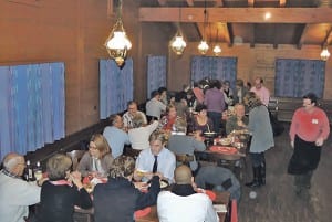 Gemütliches Zusammensein in der Ebikoner Hütte: Fondueplausch des QV Höfli. Bild zVg.