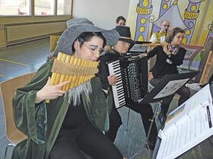 Musikschulleiterin Sandra Arnold (links) zauberte Instrumente ins Schloss. Bild zVg.
