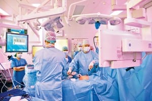 Blick in den neuen Operationssaal: Prof. Philipp Szavay bei der Arbeit. Bild zVg.