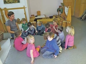 Im Kindergarten lernen die Kleinsten erst mal still zu sitzen und aufzupassen.