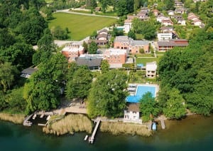 Das direkt am Luganersee liegende Centro Evangelico in Magliaso befindet sich an ruhiger Lage, ist rollstuhlgängig und verfügt über eine grosszügige Parkanlage