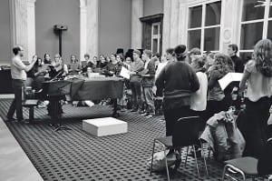 Schülerinnen und Schüler der Kantonsschule Musegg Luzern während der Chorprobe. Bild zVg.