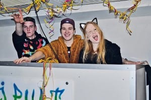 Jugendliche aus Buchrain feiern Fasnacht an der Monstervirusparty.