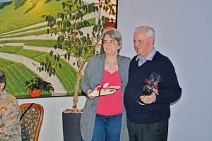 Judith Dobler gibt ihr Amt als Kassierin und Kurs-/Technische Leiterin ab. Werner Imfeld feiert 45 Jahre Mitgliedschaft. Bild zVg.