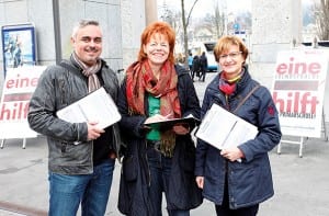 Sammelten Unterschriften für nur eine Fremdsprache in der Primarschule: Enrique Nùňez, Leiter Personalentwicklung bei CKW Conex, Annamarie Bürkli und FDP-Kantonsrätin Romy Odoni. Bild apimedia