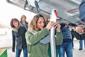 Die Rooter Lehrerinnen Bea Burri und Rita Sennhauser (links) beim Bau einer Photovoltaik-Anlage. Bild apimedia