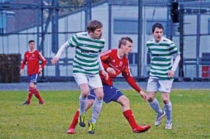 Emmenegger (links) und Meyer (rechts) im Zweikampf mit einem Brunner Spieler. Foto Michael Nay