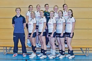 Das Damen-1-Team dieser Saison: Hinten: Evelyne Renggli, Pia Bär, Chiara Burri, Miriam Burri, Sandra Furrer. Vorne: Marco Scherer (Coach), Eszter Steimann, Fabienne Mahler, Karin Albisser, Corina Odermatt, Anne Dürkes. Bild zVg.