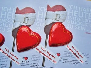 Am 14.3. verteilt das Sorgentelefon 143 – Die dargebotene Hand Schoggi-Herzen, um die Bevölkerung für ihre Anliegen zu sensibilisieren. Bild zVg.