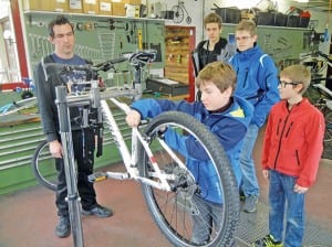 Selber Hand anlegen in der Werkstatt «Bike and Parts» von Florian Fischer.