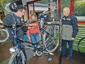 «Flöru» zeigt den Kursteilnehmern, wies gemacht wird. Bilder zVg.