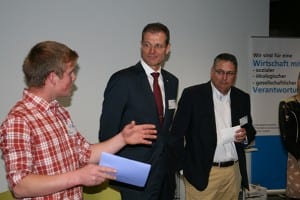 Arena der AWG zur Berufsbildung im Berufsbildungszentrum Sursee, Regierungsrat Reto Wyss hört dem Landschaftsgärtner-Lehrling Tobias Schnider zu. (Bild Bi)