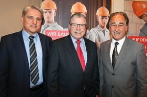 Werner Messmer zwischen Reto Brun (links) und Josef Lindegger, ihres Zeichens Vizepräsident und Präsident des Baumeisterverbandes Luzern. Bild apimedia.