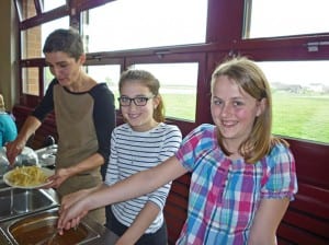 Firmlinge halfen beim Schöpfen der schmackhaften Teigwaren.