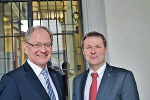 Der Obwaldner Finanzdirektor Hans Wallimann mit dem Vorsteher des Finanzdepartements des Kantons Luzern, Marcel Schwerzmann. Bild zVg.