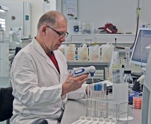 Laborant Markus Hofstetter bereitet eine Probe für die mikrobiologische Untersuchung vor. Bild zVg.