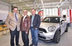 Mini-Übergabe: Stefan Sterchi von BMW Schweiz, Peter Haas vom AGVS-Ausbildungszentrum und Rolf Schaller vom Autohaus Sigrist. (Bild apimedia)