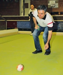Konzentriert und mit viel Geschick wirft Gerardino Colatrella die Kugel.