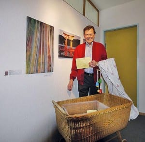 Egon Rau fungiert vor nostalgischem Kinderwagen als «Glücksgott». Fotos zVg.