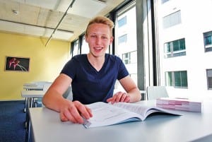 Im Bild: Mach es wie Marc Hoppler aus Kriens. Er steht im ersten Jahr seiner KV-Ausbildung bei Bénédict. Bild apimedia