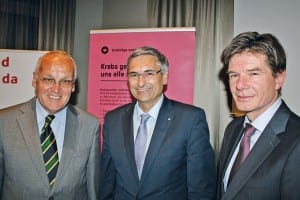 Regierungsrat Guido Graf mit dem bisherigen und neuen Präsidenten der Krebsliga Zentralschweiz: Rudolf Joss (links) und Roland Sperb.