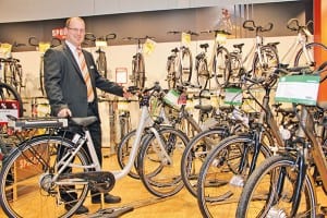 Urs Peter, Centerleiter MParc Ebikon, präsentiert ein E-Bike, ein Wunsch vieler Mütter. Er kann, mit etwas Glück, am Samstag, 10. Mai, in Erfüllung gehen.