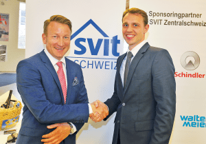 Präsident Christian Marbet (links) gratuliert dem in Adligenswil wohnhaften Marc Furrer zur Wiederwahl in den Vorstand des SVIT Zentralschweiz. (Bild apimedia)