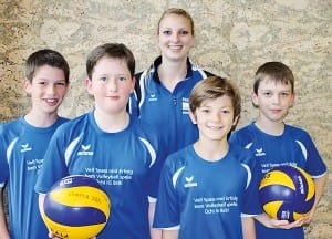 Das U13-Knabenteam des VBC Ebikons mit ihrem neuen Dress der IG 9x9: Samuel Arber, Marc Gautschi, Coach Sophie Wicki, Mauro Bollina, Samuel Pechmann. Bild zVg.