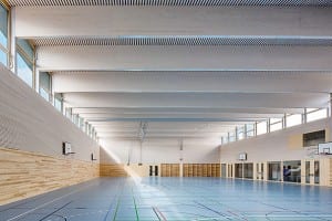 Die neue Turnhalle in der Schulanlage Rägeboge 3 in einer Aussen- und Innenansicht. Bilder: hummburkart architekten / Andrea Steiger