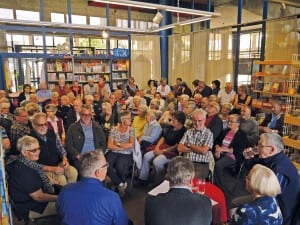 Angeregte Gespräche in der Gemeindebibliothek Ebikon. Bild zVg.