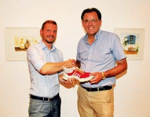 Florian Ulrich, Präsident der FDP Udligenswil, überreicht Nationalrat Peter Schilliger Symbolisch einen Schuh für den hoffentlich leichtfüssigen Gang in den Ständerat.