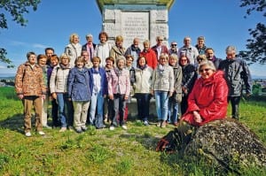 Der Chor Santa Maria Ebikon posiert vor dem Grauholz-Denkmal. Bild zVg.