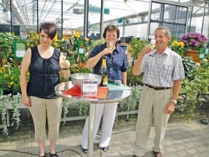Musikschulleiterin Sandra Arnold (links) und Gemeinderätin Brigitta Jozsa tauften mit Theo Christen die CD. Bild Franz Studer.