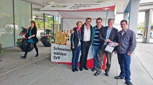 SVP-Prominenz sammelt Unterschriften in der Ladengasse. Bild zVg.