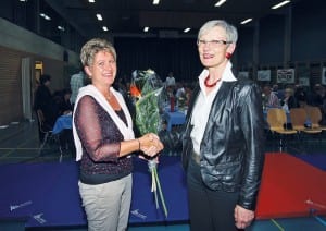 Helen Lang aus Udligenswil (links) nimmt die Gratulation von Kursleiterin Ursula Schürmann entgegen. (Bild apimedia)