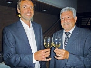 Amtsnachfolger Roland Birrer (links) dankte dem abtretenden Präsidenten Robi Walther für seine langjährige Arbeit im Kirchenrat.