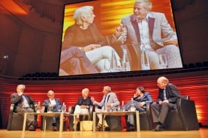 Die prominente Gesprächsrunde vermittelte unter der Leitung von Kurt Aeschbacher anregende Impulse für das Gelingen von Lebensübergängen: Thierry Carrel, Peter Gross, Carla Del Ponte, Kurt Aeschbacher, Vera Kaa und Toni Frisch (v.l.:). 2)    Nationalrätin Ida Glanzmann dankte als Präsidentin des Stiftungsrates dem zurücktretenden Geschäftsleiter Peter Dietschi für seinen zehnjährigen Einsatz für Pro Senectute Kanton Luzern.