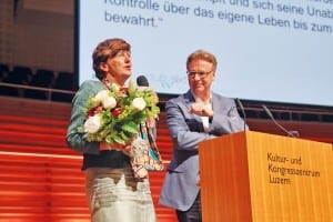Nationalrätin Ida Glanzmann dankte als Präsidentin des Stiftungsrates dem zurücktretenden Geschäftsleiter Peter Dietschi für seinen zehnjährigen Einsatz für Pro Senectute Kanton Luzern.