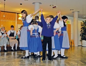 Kindertanzgruppe tanzt den Isenburg Schottisch.