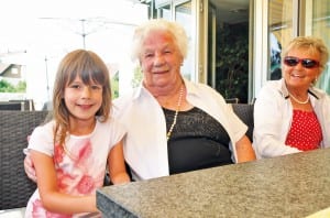Lena (6) besuchte in der «Höchweid» ihr Urgrosi Emilie Hurschler (93). Bild apimedia