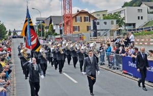 Die Brassband MG Root im Gleichschritt auf der Paradestrecke.