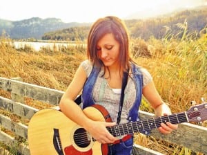 Sandra Stranieri spielt mit Band im Festzelt.