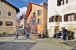 Dorfplätze wie hier im bündnerischen Guarda will der Schweizer Heimatschutz am Leben erhalten. Dazu dient die diesjährige Schoggitaler-Aktion. Bild zVg.