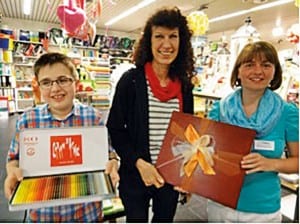 Marlene Ineichen vom Büro Maxima (rechts) überreicht Kelvin Meyrat und Lisbeth Isenegger die Preise. Foto zVg.