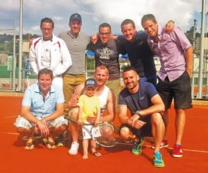 Die Mannschaft 3. Liga Herren 1, die in die 2. Liga aufsteigen: Mit Beni Heinze, Reto Wüst, Stefan Leberzammer, Reto Hugentobler und Christian Stadelmann (oben) und Patrick Wicki (Captain), Yves Schürch mit Maskottchen Dion und Richard Pichler (unten). Es fehlt Tiziano Bizzini, die Nummer 1 des Teams. Bild zVg.