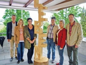 Gemeindepräsident Sepp Mattmann, Lucia Portmann und Anita Ehrler von der FMG, Franz und Marlen Kneubühler, Kari Rust mit dem Kunstwerk «Leben».