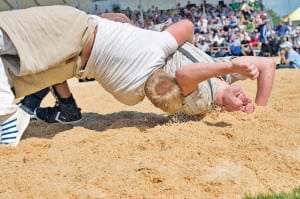 Mit dem Sieg über den Westschweizer Kranzschwinger Steven Moser (rechts) im sechsten Gang sicherte sich Dominic Fässler (in weiss) den Kranz.