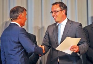 Adrian Michel aus Ebikon bei der Diplomübergabe durch TEKO-Schulleiter Ivo Wittwer. Bild apimedia